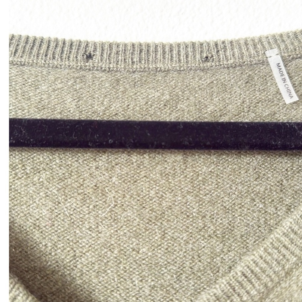100% Cashmere Olive Green V-Neck Women's Sweater - Picture 11 of 16